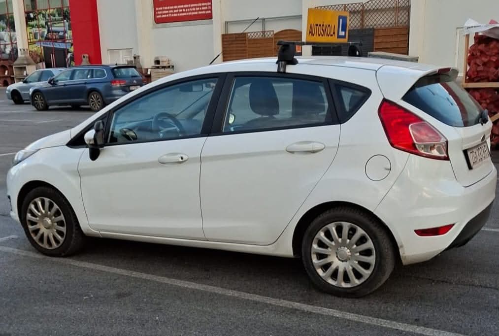 Instruktor ili automobil